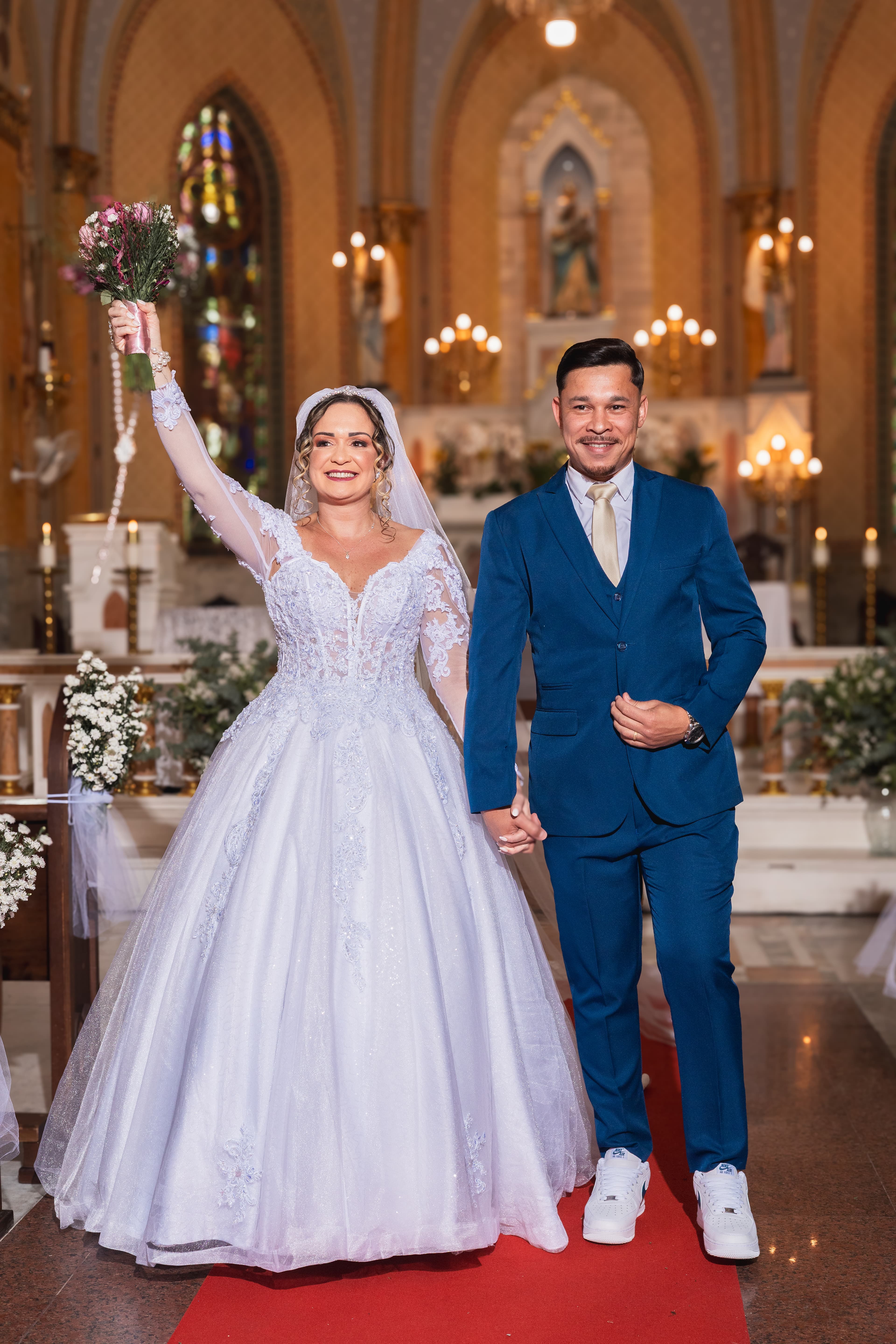 Casal caminhando ao pôr do sol